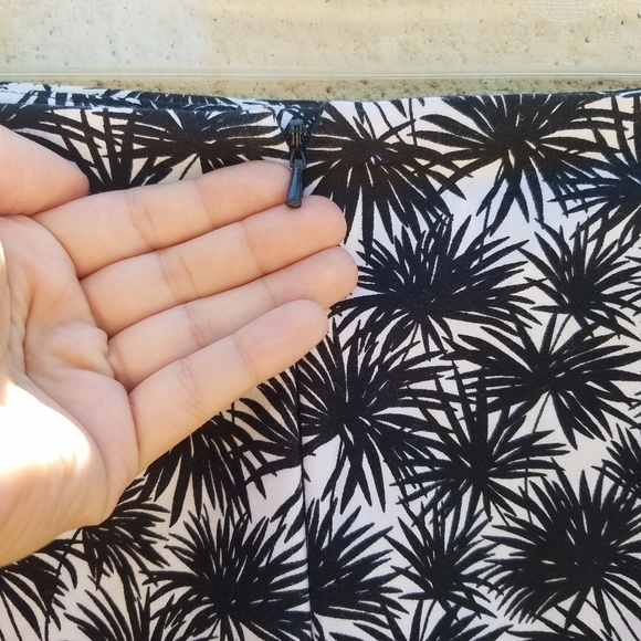 Michael Kors Tropical Skort Size 8 - Picture 6 of 8